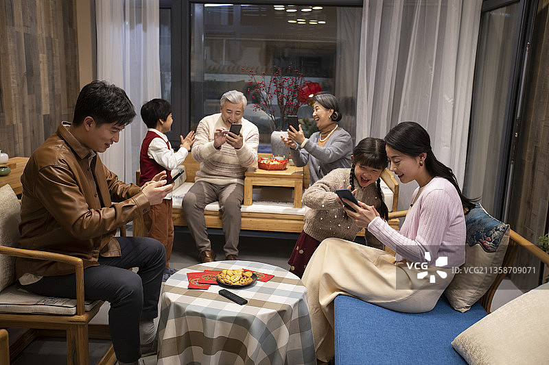 快乐家庭用手机抢新年红包图片素材