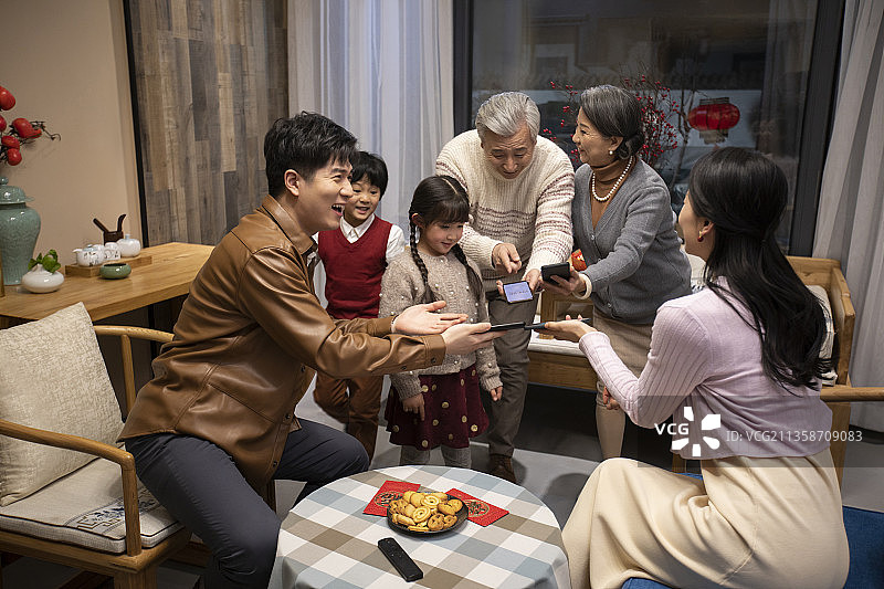 快乐家庭用手机抢新年红包图片素材