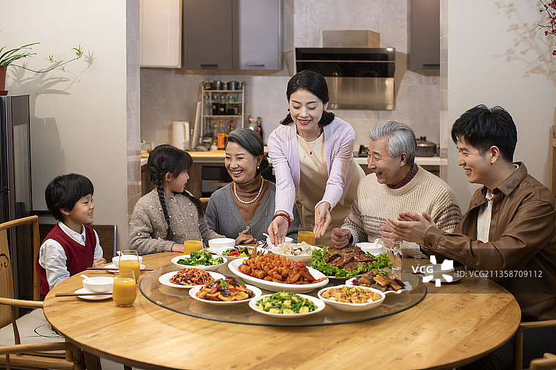 快乐家庭吃新年团圆饭图片素材