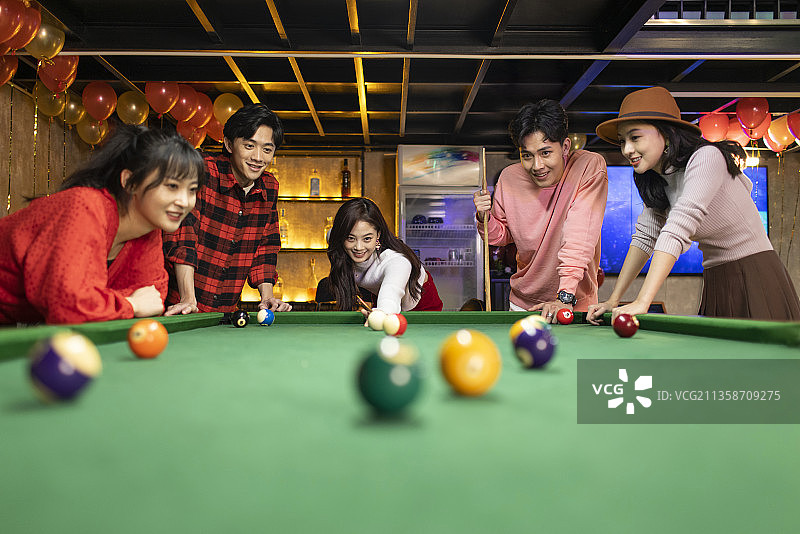 快乐的年轻人打台球图片素材