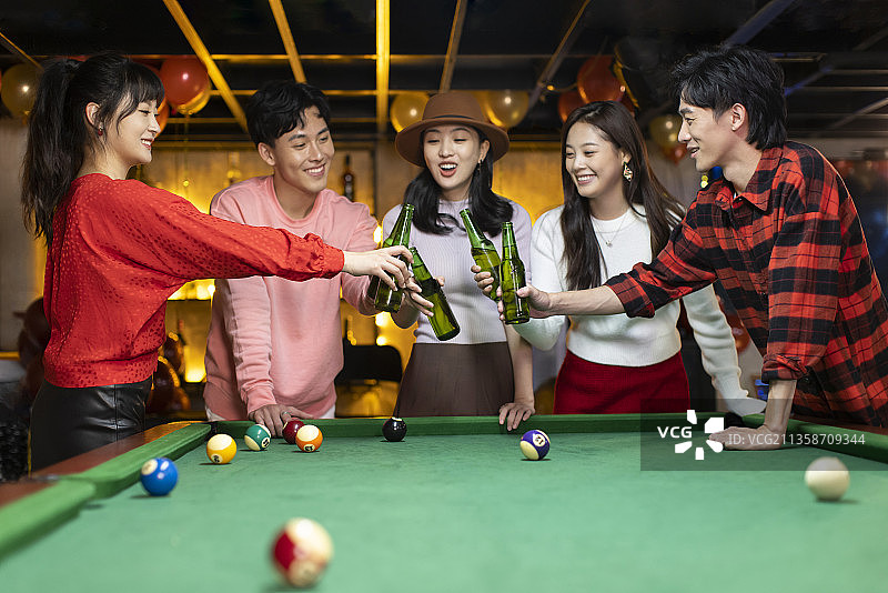 年轻朋友们喝啤酒庆祝新年图片素材