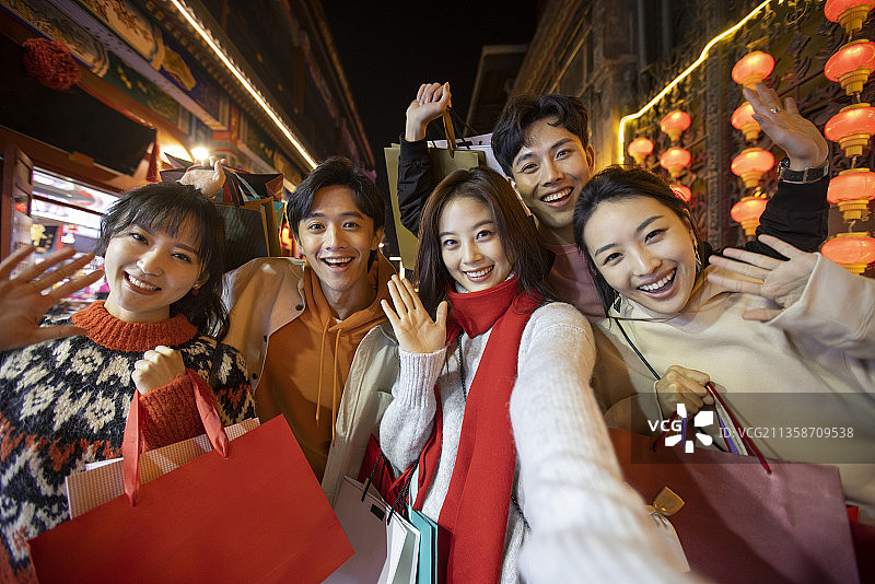 快乐的年轻人新年购物图片素材