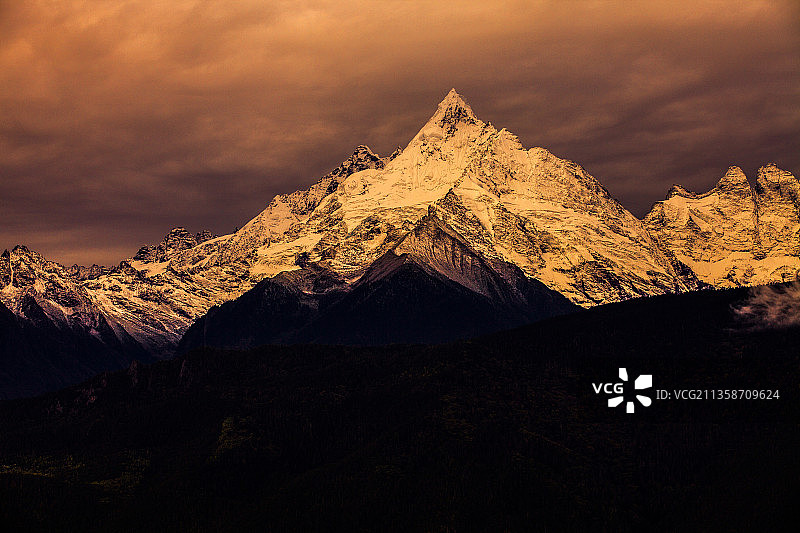 梅里雪山美景图片素材