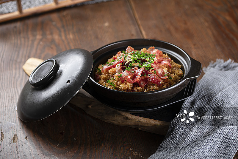 五花肉腊肠煲仔饭图片素材