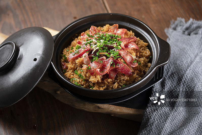 五花肉腊肠煲仔饭图片素材