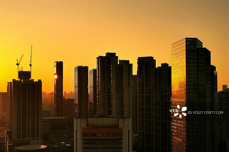 夕阳映照下的城市图片素材