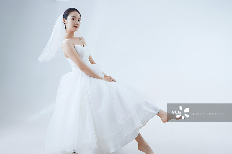 棚拍白色背景下的洁白婚纱新娘美妆图片素材