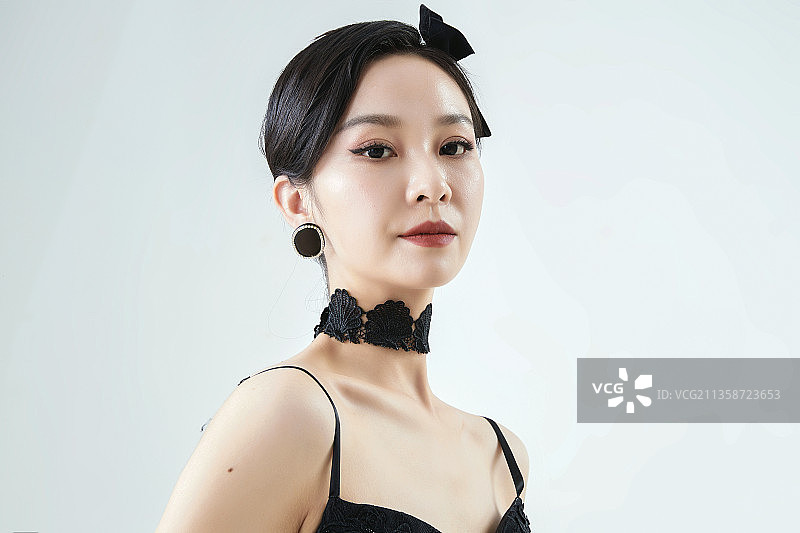 白色背景下的新娘彩妆美女人像图片素材