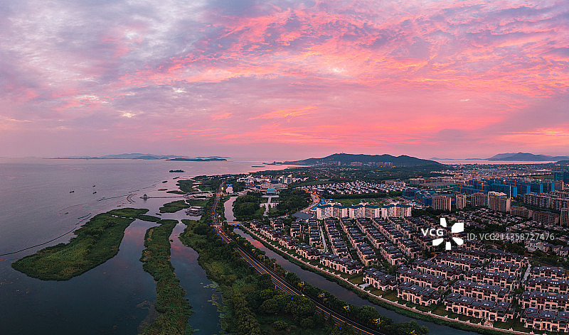 苏州太湖度假区湖畔日落晚霞航拍图片素材