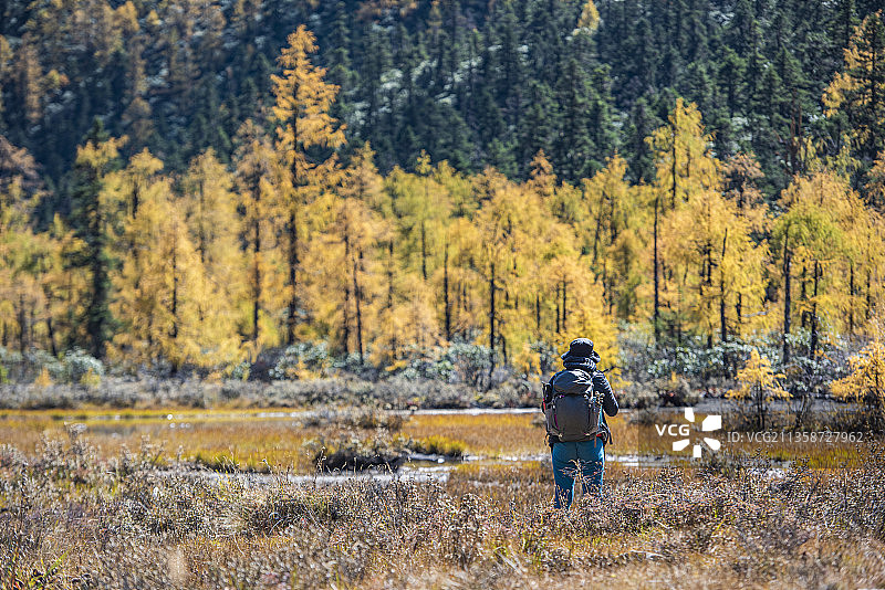 工作之余野外探险的白领图片素材