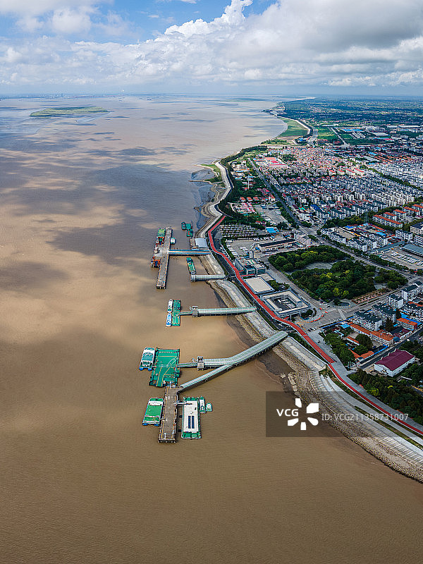 上海市，崇明区，城桥镇，长江南门码头全景航拍图片素材