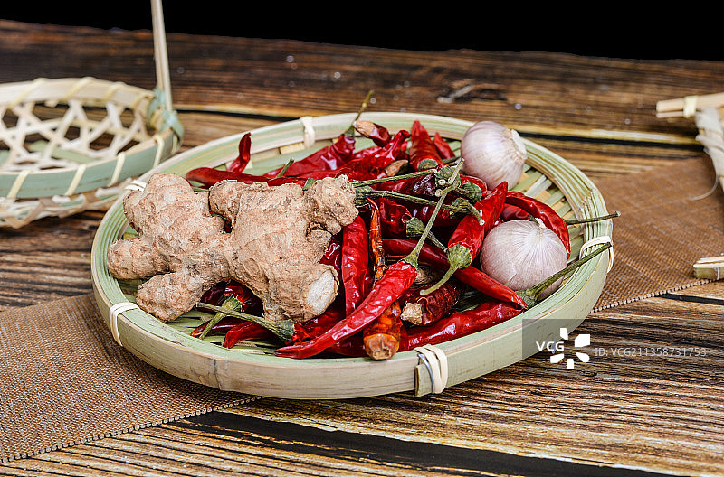 簸箕上的辣椒姜蒜调味料图片素材