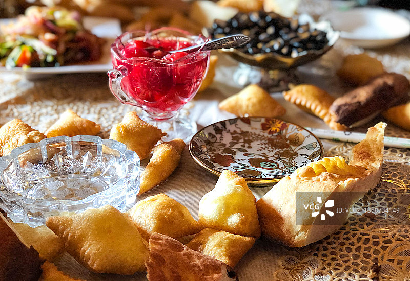 新疆哈萨克族招待客人的美食盛宴图片素材