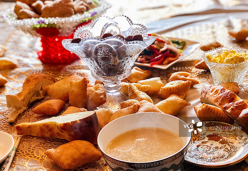 新疆哈萨克族招待客人的美食盛宴图片素材