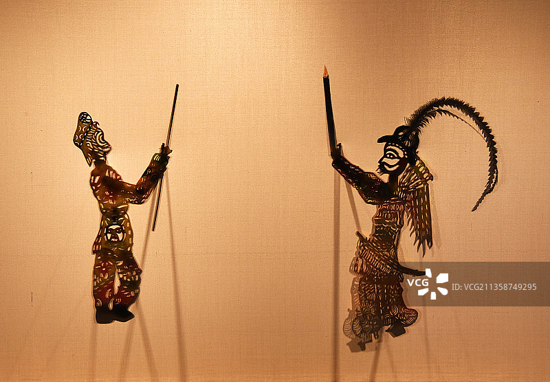 山东枣庄山亭区民间艺人表演皮影戏《孙悟空大战牛魔王》图片素材