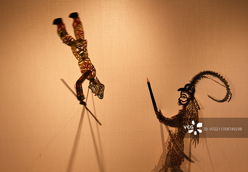 山东枣庄山亭区民间艺人表演皮影戏《孙悟空大战牛魔王》图片素材