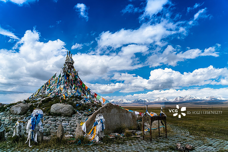草原上的经幡图片素材