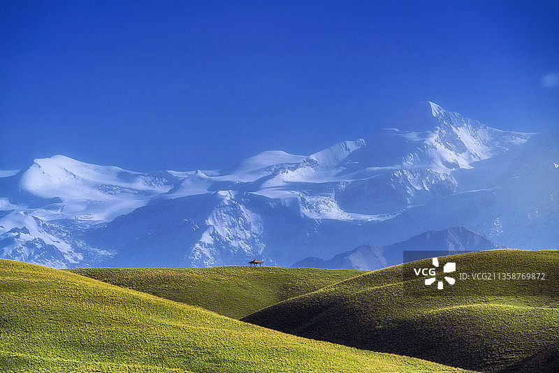 昆仑山下的牧场图片素材