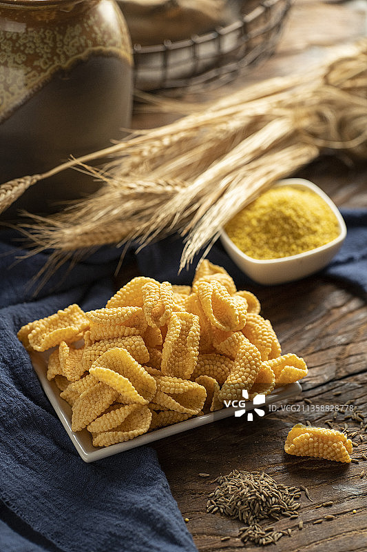 桌子上的正宗小米锅巴图片素材