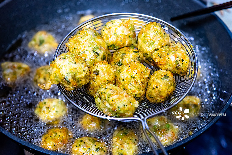 传统中国美食炸丸子图片素材