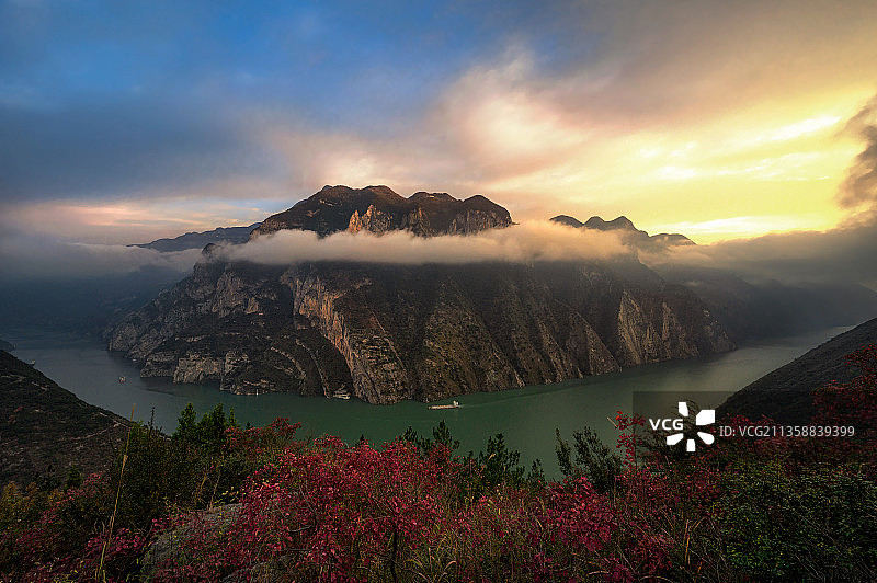 三峡神女峰日出图片素材