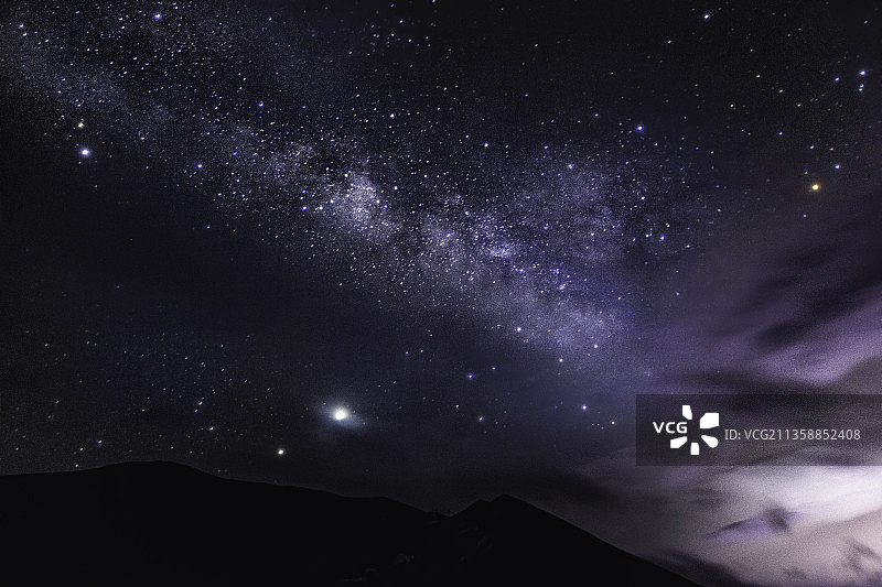 海拔5190米的那根拉山口看银河，山口狂风大作闪电不断图片素材