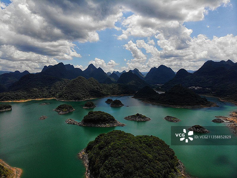 清远桃花湖 粤北典型的喀斯特地貌，万千峰丛如春笋一般图片素材