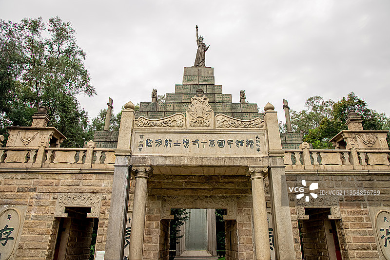 广州黄花岗七十二烈士墓的纪功坊，上面刻有孙中山和章太炎的手书图片素材