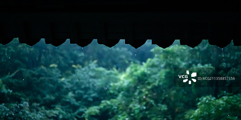 雨中灵隐寺，雨水从屋檐滴落图片素材