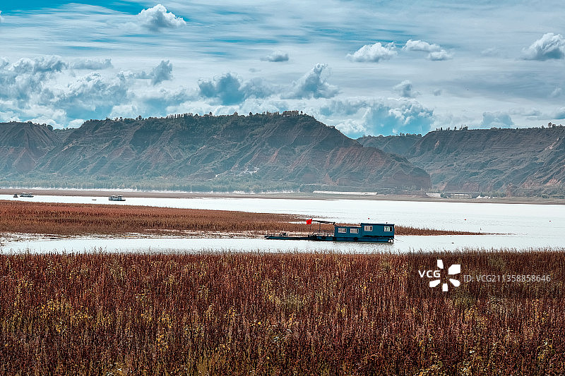 甘肃临夏黄河刘家峡水岸田园风光图片素材