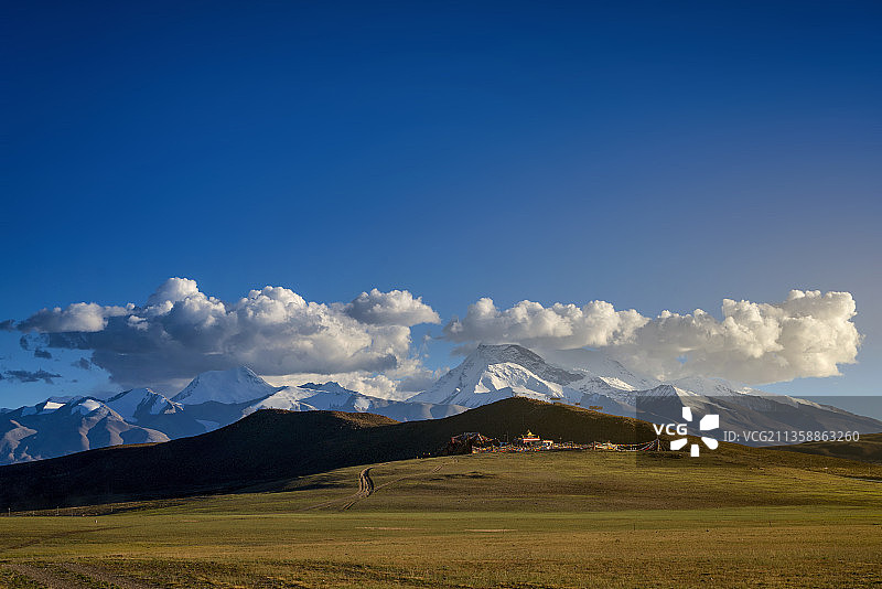 纳木那尼峰与果粗寺图片素材