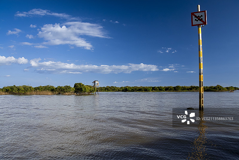 洞里萨湖，金边湖，红树林，湿地，船屋，水上人家，水上集市图片素材