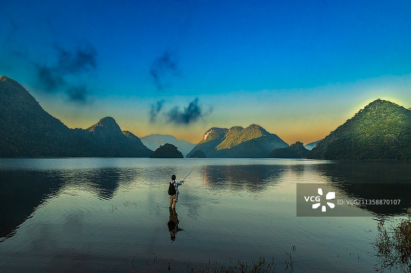 海南东方小桂林风景区晨钓图片素材