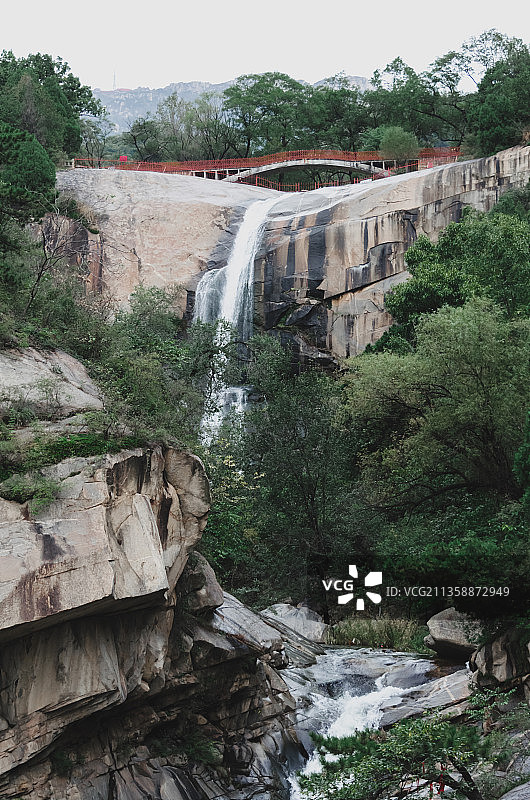 中国泰安天外村龙潭飞瀑和黑龙潭瀑布图片素材