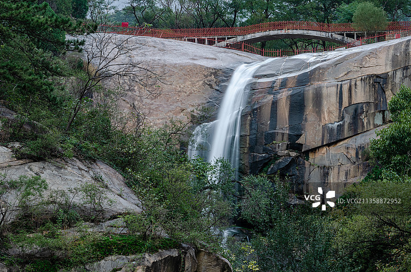 中国泰安天外村龙潭飞瀑和黑龙潭瀑布图片素材