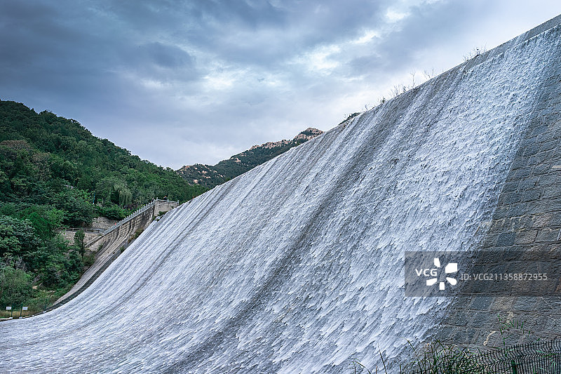 中国泰安天外村龙潭飞瀑和黑龙潭瀑布图片素材