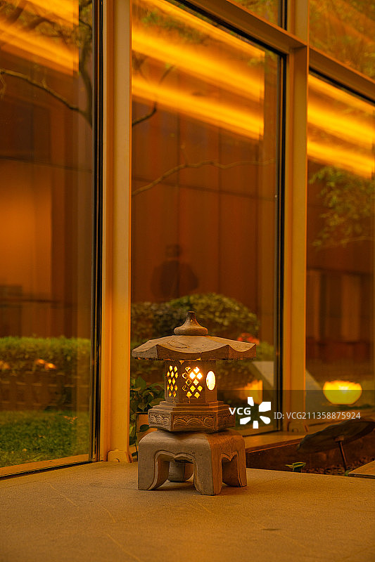 石雕石灯笼禅意庭院灯图片素材