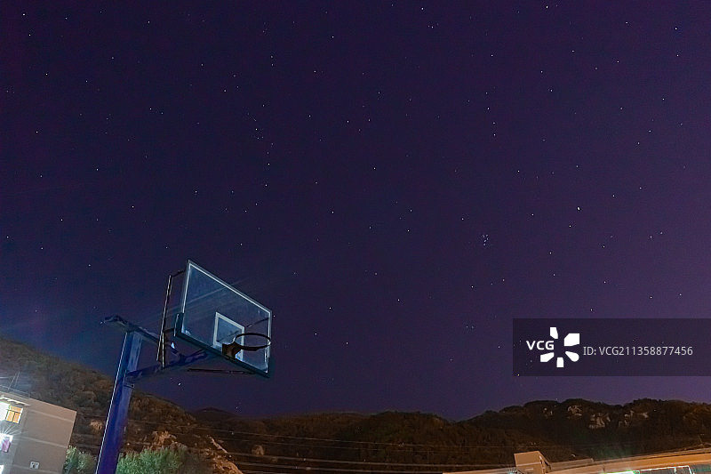 中国山东泰安篮球场的夜空图片素材
