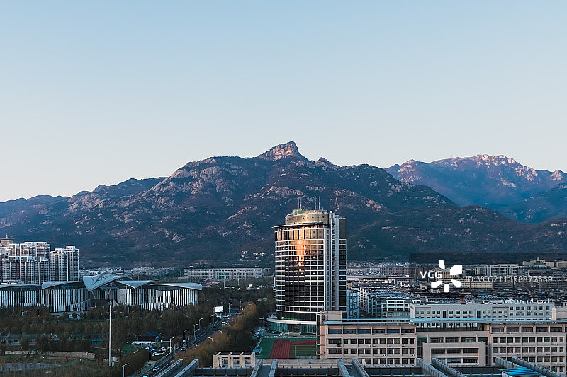 中国山东泰安傍晚的泰山图片素材