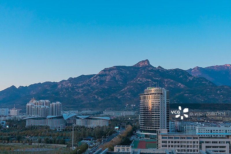 中国山东泰安傍晚的泰山图片素材