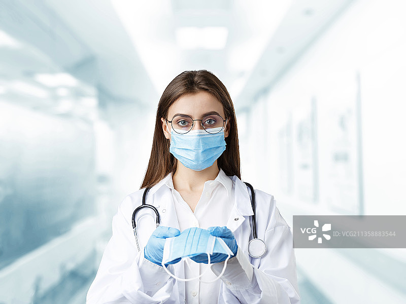 泰国暖武里府医院里戴着外科口罩的女医生图片素材