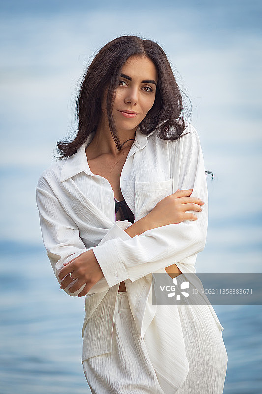 年轻女子站在海边的肖像图片素材