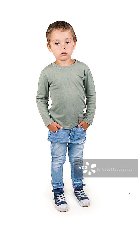 站在白色背景前的可爱男孩肖像图片素材