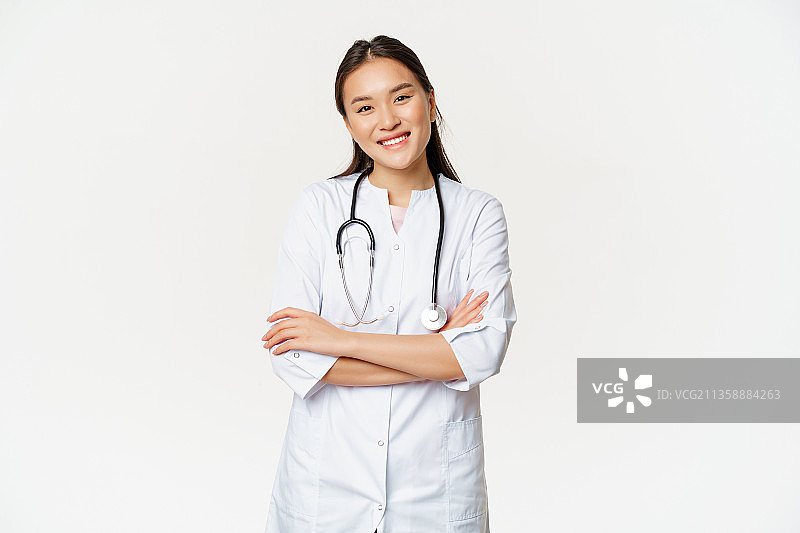 站在白色背景前的微笑女医生 портрет图片素材