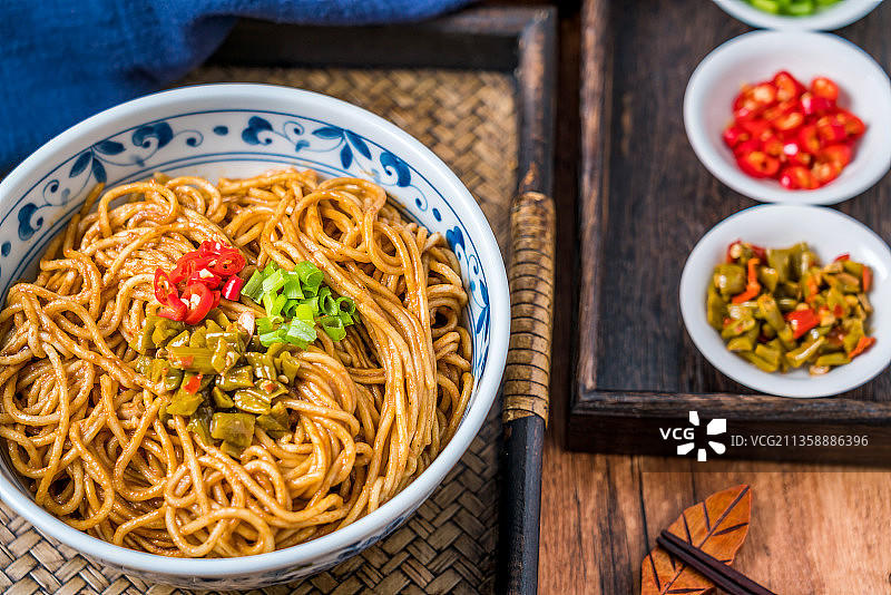 放在木桌上的武汉美食热干面图片素材