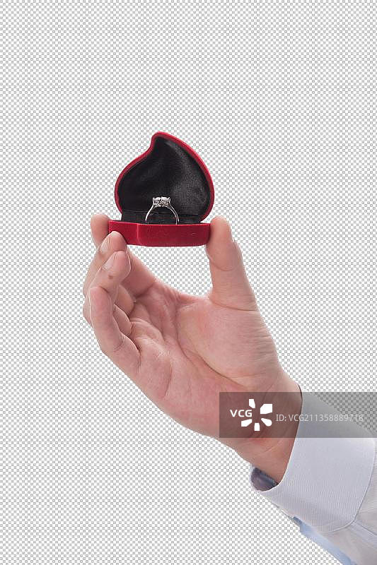 男人手拿钻戒图片素材