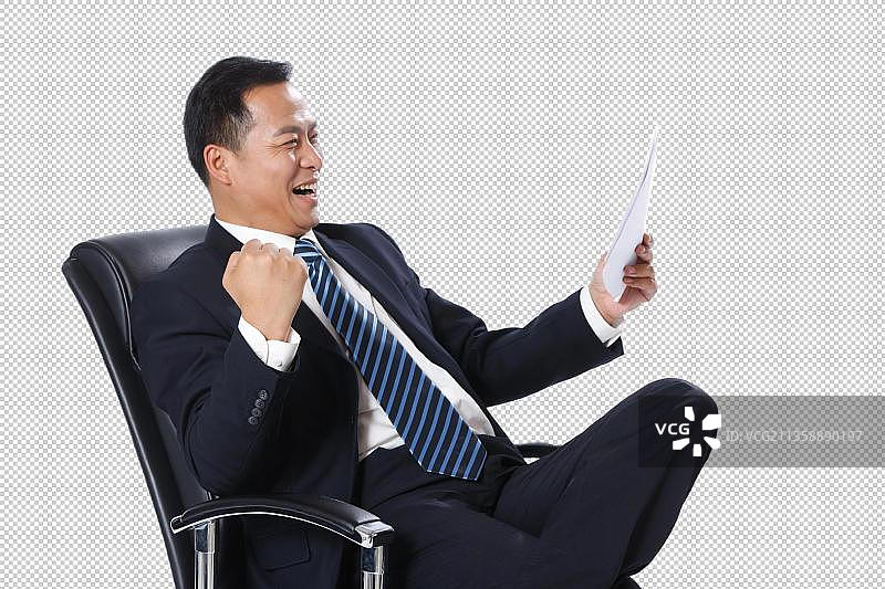 中年商务男人看文件图片素材