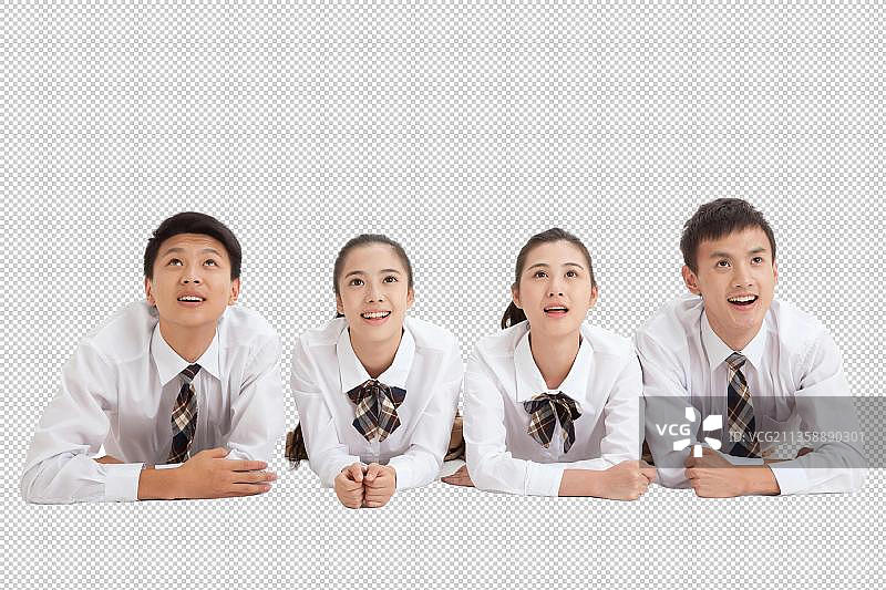 四个中学生趴在地上向上看图片素材