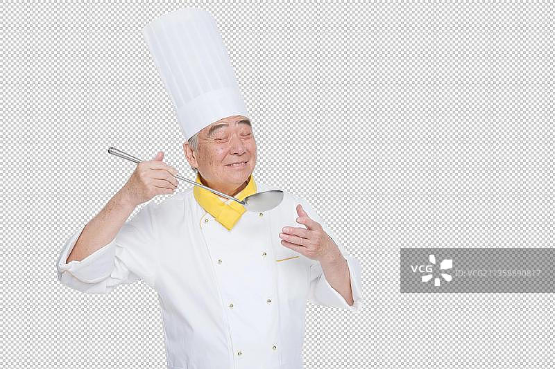 穿着厨师服的老年男人拿着长柄勺图片素材
