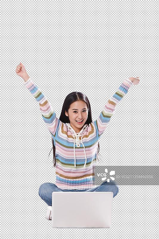 青春活力的年轻女孩使用笔记本电脑图片素材